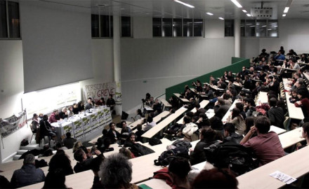 Acto convocado por los huelguistas de la Universidad de París 8 reunió a 250 personas