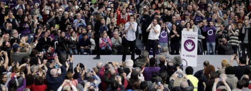 La reciente Asamblea Ciudadana de Podemos ha dejado planteadas muchas discusiones sobre este fenómeno político. Sin duda el debate que más repercusión ha tenido ha sido el del modelo organizativo. Sin embargo en este artículo quisiera abordar el proyecto programático que comienza a concretarse y que en palabras de Pablo Iglesias persigue situarse en el centro del tablero político. El discurso de “no somos de izquierda ni de derechas” se ha venido presentando hasta ahora como una forma de diferenciarse de los dos polos del turno del actual Régimen bipartidista. De ahí que se le opusiera la dicotomía de “los de abajo contra los de arriba”. Sin embargo, la apuesta por el centro como la única estrategia (electoral) que puede permitir una victoria en las generales de 2015 es mucho más definitoria del carácter del programa de reformas que propondrá Podemos. En este giro veloz hacia la moderación Podemos viene desde hace meses dejando muchas de las demandas que motorizaron su creación y que estaban recogidas en el Manifiesto Mover Ficha. Con una discusión política casi inexistente aquel Manifiesto fue rebajado por un “comité de expertos” nombrado por Iglesias y su círculo cercano antes de las elecciones europeas. Desde entonces hasta ahora ha sido la labor autónoma de sus portavoces la que han ido descafeinando el programa. Y en la actual Asamblea, aprovechando que el debate se centraba en el modelo organizativo, se han logrado colar algunas definiciones claves, como la postura ante la deuda. Toda esta definición a la baja del programa se viene haciendo sin discusión alguna. Con una combinación de posiciones personales de los dirigentes de facto del partido, aquellos que mantienen una mayor presencia mediática, que luego se transforman en propuestas que se presentan a plebiscito por internet, sin dar la oportunidad de que se abra una discusión organizada y democrática. El tirón mediático del equipo de Iglesias y la búsqueda de avales académicos de prestigio garantizan que saldrán votadas. En la búsqueda del centro del tablero Iglesias tira por la ventana de una forma pragmática algunos de los aspectos más importantes que estaban en el espíritu del surgimiento de Podemos. Más allá de lo que diga en el papel el programa de la formación Podemos ha guardado en estos meses un escandaloso silencio ante temas como la Ley del Aborto. Lo mismo ocurre con el derecho a decidir de los catalanes. Formalmente reconocido y aceptado por Iglesias cuando se le pregunta, en las últimas semanas no hemos oído a ningún miembro de su equipo defenderlo. Y no han sido unas semanas cualquiera. En estos días se ha aprobado la Ley de Consultas catalana, se ha convocado el 9N, se ha suspendido por el Constitucional, el PP y el PSOE han puesto en marcha una campaña españolista y al final Mas ha rebajado el 9N a una consulta simbólica. ¿Qué opinión le merecen a Pablo Iglesias todos estos acontecimientos? ¿Cómo no abre la boca en un momento crítico para avanzar en la lucha por este derecho? Durante los dos días de la Asamblea Ciudadana ni Iglesias, ni Errejón, ni Monedero, ni Bescansa han nombrado las palabras “Catalunya”, “derecho a decidir” ni de catalanes y vascos ni de la mujer sobre su propio cuerpo... Tampoco se han pronunciado -aun cuando se les ha preguntado a través de la aplicación “appgree”, que la mayoría a duras penas pudo utilizar- sobre el Senado, sobre la Corona, ni siquiera sobre un referéndum Monarquía-República. ¿Qué forma tiene entonces la “ruptura democrática” que propugna el equipo de Pablo Iglesias? ¿Cómo pueden no tomar partido activo en demandas democráticas esenciales y de gran actualidad como la autodeterminación de las nacionalidades, la separación de la Iglesia y el Estado o el fin de la Corona? El proyecto de un “gobierno decente” o un “proceso constituyente” abierto desde las mismas instituciones del Régimen del ‘78 tienen patas muy cortas y prometen un cambio más cosmético aún que la última transición a la democracia. Pero estas renuncias en el terreno democrático se plasman también en los primeros lineamientos de su programa económico. Una de las 5 resoluciones, votadas por internet en un proceso que muchos de los participantes cuestionan en las redes sociales, afirma claramente que “no se trata de no pagar”. Plantea auditarla primero, ver qué partidas son ilegítimas y cuales legítimas (como si los trabajadores y el pueblo tuviéramos responsabilidad alguna en un sólo euro de la deuda contraída por los gobiernos de la banca y la patronal) y sobre las ilegítimas llevar adelante una restructuración basada en quitas parciales y nuevos plazos de pago. Esto no es ninguna novedad. Es lo que hizo Correa en Ecuador en 2008, en acuerdo con los mercados y el capital financiero, e incluso con una deuda sustancialmente menor que la española. Pero hay un ejemplo más reciente: la restructuración de la deuda de Grecia. Un acuerdo entre el Estado griego, la banca y los mercados financieros para una reducción de deuda en la cual los bancos no perdieron casi nada, mientras redujeron drásticamente sus riesgos que pasaron al BCE y a otras instituciones públicas. La “quita” rondó el 35-40% del total de deuda, pero de poco les sirvió a los trabajadores y el pueblo de Grecia. La crisis capitalista continúa y si entonces tenían una deuda del 120% del PIB, ahora llega al 197%. La orientación de Iglesias y su equipo va lamentablemente en este sentido. La demanda “no debemos, no pagamos”, deja paso a una propuesta de seguir pagando incluso el rescate bancario pero en unas condiciones renegociadas con los acreedores. Por ello la noticia fue saludada por varios medios de comunicación burgueses que se alivian al ver como Iglesias empieza a plantear un programa “más realista”. Iglesias empezó la Asamblea hablando de “estrategia”. Para él este término está reducido a la estrategia para ganar las elecciones de 2015. Con un símil deportivo se presentó como el entrenador de un equipo que como la selección de baloncesto en 2008 puede ganar la final. Para ello explicó que iba a tener que actuar de una forma totalmente pragmática. Pensar los tiempos muertos, que faltas personales puede permitirse, que cambios de jugadores. Todos los medios necesarios para conseguir un fin. Pero existe una relación dialéctica entre medios y fines. Los medios escogidos son los de adoptar un programa de reforma política superficial, dejar a un lado las grandes demandas democráticas estructurales, levantar un programa de reformas económicas y sociales que no asusten demasiado a los mercados, y para todo ello estructurar el partido en un modelo presidencialista, donde toda disidencia crítica deba “hacerse a un lado” cuando sea derrotada en plebiscitos en los que quienes las grandes cadenas de televisión escogen tienen las de ganar. Los fines por lo tanto, su “gobierno decente” o su “proceso constituyente”, difícilmente podrán dar satisfacción a las grandes demandas sociales y democráticas que han motorizado su nacimiento.