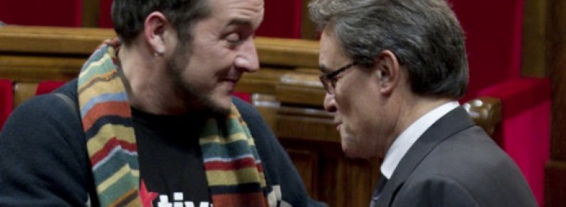 La nova consulta proposada per Artur Mas pel 9N confirma un aspecte central del seu full de ruta. CIU ni pot ni vol incomplir ni una coma de l’ordenament legal vigent del Règim del 78. La suspensió del TC de la Llei de consultes i del decret del 9N és acatat pel Govern. Com a contrapartida, en base a les competències en participació ciutadana que té la Generalitat. Mas promet que el 9N hi haurà urnes i paperetes, i que els catalans podran votar en una consulta alternativa. Un canvi jurídic que busca rebaixar el xoc amb el Règim espanyol, doncs la nova consulta no estarà emparada per cap llei ni decret desprès per les institucions catalanes. Si l’anteriorconsulta s’emmarcava en el fet de no ser vinculant , aquesta nova es veu reduïda al caràcter del simbòlic. La voluntat del poble català a decidir sobre el seu futur aspira a molt més que una votació simbòlica. Les centenars de milers de persones que s’han estat mobilitzant a les passades Diades volen expressar la seva opinió, sí, però per que es dugui a terme. La consulta despresa de la Llei de Consultes no pretenia que el seu resultat fos vinculant. La nova encara menys. Però, és que podem esperar quelcom diferent d’un full de ruta dissenyat pel principal partit de la burgesia catalana? No. Les grans fortunes de Catalunya no tenen actualment cap interès en què es pugui exercir el dret d’autodeterminació. I sobretot, són enemics frontals dels mitjans necessaris per arrencar aquest dret al Règim del 78, el mateix que consagra la unitat d’Espanya a la Corona i a l’Exèrcit. Per això, des de la conformació del bloc sobiranista el desembre de 2013 i l’acord sobre les preguntes o la data, els portaveus de CiU i el Govern han deixat clar que tot es realitzaria amb l’acord de l’Estat. L’Estat Espanyol, amb el Govern del PP al capdavant, ja ha deixat molt clar que no permetrà ni tant sols que aquesta voluntat pugui expressar-se en una consulta amb garanties. Una posició en ferm que és fidel a la lletra i l’esperit de la Constitució del 78 que nega el dret a decidir de les nacionalitats. Per tant, no hi ha camí dins de la seva legalitat ni de les seves institucions per a que aquest dret es pugui conquerir. L’única via, de la que CiU és enemiga frontal, és la mobilització social fins a derrocar el Règim hereu de la “Una, Grande y Libre”. Una mobilització que aconsegueixi acabar amb l’opressió nacional que necessàriament hauria de comptar al capdavant amb els treballadors i sectors populars, tant de Catalunya com de la resta de l’Estat, i que un cop posats en moviment, és molt possible que volguessin resoldre també la resta de demandes democràtiques -contra la Corona, la casta política, la corrupció...- i socials –contra l’atur, els desnonaments...-. Tots els membres del bloc sobiranista han estat compartint aquesta estratègia impotent que condueix al moviment pel dret a decidir, a conformar-se amb expressions de la voluntat popular però sense batallar per que aquestes puguin dur-se a terme. Així ho demostren les reaccions davant de la versió descafeïnada del 9N proposta per Mas. La CUP va plantejar una consulta similar durant la reunió del Palau de Pedralbes, tal com ha reconegut Quim Arrufat a la roda de premsa posterior a l’anunci del President. Aquest és el concepte de “desobediència”? Una simple tretajurídica que devalua la votació i la deixa en un pla totalment simbòlic? Un pas enrere que defuig fins i tot de l’enfrontament legal amb l’ordenament jurídic del Règim del 78? ERC ha estat més crítica i ha exigit tornar a la consulta tal i com es va pactar el desembre, tot i que deixant ben clar que donarà suport a la consulta alternativa si el Govern la manté. La posició de ICV ha estat la més submisa de totes a l’Estat central. No es suma al nou 9N però ho fa amb arguments encara més respectuosos amb el TC. Segons Joan Herrera, com que la seva suspensió no permet que la consulta es celebri amb garanties, millor que no es faci res, o com a molt una recollida de signatures a les portes dels col·legis electorals. Entre tanta impostura dels seus socis CiU, segueix enfortint-se com força hegemònica del procés. Quelcom fonamental per a evitar que aquest continuï lluny dels carrers, que pugui radicalitzar-se i convertir-se en una vasta mobilització social que deixi tocat i enfonsat a un dels pilars del Règim del 78. Per això, el 9N descafeïnat ja ho vincula a unes possibles eleccions plebiscitàries amb una candidatura conjunta del front sobiranista. Una maniobra que encaixa perfectament amb la lògica d’unitat nacional que ha imposat i que és compartida per tot el bloc sobiranista. I que, sobre tot, consolidaria el seu rol dirigent del procés per a poder desviar-lo de manera definitiva i de pas aplicar duríssimes retallades amb l’aval actiu de la centre-esquerra i de l’esquerra independentista. Avui, ni la CUP ni ICV donen suport a les plebiscitàries, tot i que tampoc ofereixen una alternativa d’independència de CiU per continuar la lluita pel dret a decidir després del 9N. Tot i així, fa tant sols uns dies Quim Arrufat demanava l’entrada d’ERC al Govern i tampoc descartava rotundament la seva pròpia si fos necessari per fer possible el 9N. ERC tampoc se suma de moment a les plebiscitàries, però ja ha demanat l’entrada al Govern i deixa la porta oberta a unes eleccions el resultat de les quals pugui proclamar la independència, com ja ha explicat Junqueras després de l’anunci de la consulta alternativa. Els gairebé 2 milions de persones de la passada Diada van demostrar que l’aspiració democràtica és molt profunda. Que tot i la passivització del moviment imposat des del Govern i acceptada per la resta del bloc sobiranista, hi ha capacitat per a impulsar la mobilització per a aconseguir-ho. Que a més, les ambigüitats de CiU feien créixer la desconfiança en aquesta força entre un sector important. Un escenari que era favorable per a treballar pel sorgiment d’una alternativa independent de la burgesia catalana i els seus representants polítics. Que alertés de que aquesta no està disposada per lluitar pel dret d’autodeterminació. Que apostés per desenvolupar la més vasta mobilització social, amb els treballadors al capdavant per a fer-ho possible, començant per un fort moviment a favor de la realització del 9N i unint la reivindicació democràtico-nacional a la resta de les grans demandes socials. Tot i així, en comptes d’aprofitar aquest escenari en aquest sentit, el flanc esquerra del bloc sobiranista ha aprofundit fins a l’extrem la seva política “d’unitat nacional”. La CUP està actuant durant aquestes setmanes alimentant les il·lusions cap a CiU i l’honestedat del President. Com hem estat debatent des de 2012 amb aquesta formació, la seva estratègia de “mà estesa” a la burgesia catalana en la qüestió nacional l’ha portat a una posició de mera pressió i súplica. Al final, més enllà de la retòrica de desobediència, la CUP comparteix l’essencial de l’estratègia de pacte amb l’Estat de CiU. En la mateixa roda de premsa que mencionàvem abans, Arrufat reconeixia que per aconseguir que el resultat d’una consulta fos vinculant tant sols es podia aconseguir amb l’acord de l’Estat o la imposició de la comunitat internacional. La possibilitat d’imposar-ho mitjançant la mobilització popular està per fora del seu horitzó. És comprensible, tal esdevenir espantaria al soci privilegiat de la “unitat” i el “consens” que clamen recompondre, ni més ni menys, que els representants polítics de Foment del Treball. Malgrat totes les rebaixes que vulguin fer sobre el 9N, és possible que el Govern central segueixi atacant-lo i buscant evitar qualsevol votació. Per això mateix tampoc es poden descartar nous passes enrera de Mas. Si ERC i la CUP volen que les poques crítiques llençades a Mas sonin més creïbles els hi hem d’exigir-lis que posin tots els seus esforços en convocar de forma urgent a mobilitzacions als carrers, les facultats, els centres de treball... per a que el 9N es realitzi. Tal i com plantejàvem al nostre últim debat públic amb les CUP, d’aquí en endavant l’element crucial i definitori per a evitar que la burgesia catalana repeteixi, com altres cops a la història, un nou frau a les aspiracions democràtiques del poble català és “que des dels sectors descontents amb la deriva de les CUP i les forces de l’esquerra anticapitalista que no vulguin seguir sent el furgó de cua d’aquesta política, lluitin per una ala dins el moviment pel dret a decidir que aposti per la seva conquista des de la total independència política de la burgesia i per mitjà de la mobilització” Barcelona, 14 d’octubre de 2014 Frente a la consulta alternativa de Mas La estrategia de “unidad nacional” lleva la lucha por el derecho a decidir a un callejón sin salida La nueva “consulta alternativa” propuesta por Artur Mas para el 9N viene a confirmar un aspecto central de su hoja de ruta. Convergència i Unió (CiU) ni quiere ni pretende incumplir ni una coma del ordenamiento legal vigente del Régimen del ‘78. La suspensión del TC de la Ley de Consultas y el decreto del 9N es acatado por el Govern. Como contrapartida, en base a las competencias en participación ciudadana que tiene la Generalitat, Mas promete que el 9N “habrá urnas y papeletas”, y que los catalanes podrán votar en una “consulta alternativa”. Un cambio jurídico que busca aminorar el enfrentamiento con el Régimen español, pues la nueva consulta no estará respaldada por ninguna ley ni decreto emanado de las instituciones catalanas. Si la anterior consulta ya tenía el límite de no ser vinculante, está nueva se ve reducida a un carácter simbólico. La voluntad del pueblo catalán de decidir sobre su futuro aspira a mucho más que una votación simbólica. Los cientos de miles que se vienen movilizando en las pasadas Diadas quieren expresar su opinión, sí, pero para que se lleve a término. La consulta emanada de la Ley de Consultas no pretendía que su resultado fuera vinculante. La nueva todavía menos. Pero ¿acaso podemos esperar algo diferente de una hoja de ruta diseñada por el principal partido de la burguesía catalana? No. Las grandes fortunas de Catalunya no tienen hoy por hoy ningún interés en que se pueda ejercer el derecho de autodeterminación. Y sobre todo, son enemigas frontales de los medios necesarios para arrancar dicho derecho al Régimen del ‘78, el mismo que consagra la unidad de España a la Corona y el Ejército. Por eso desde la conformación del “bloque soberanista” en diciembre de 2013 y el acuerdo sobre las preguntas y la fecha, los portavoces de CiU y el Govern han dejado claro que todo se realizaría en acuerdo con el Estado. El Estado español, con el Gobierno del PP a la cabeza, ya ha dejado meridianamente claro que no permitirá que esa voluntad se exprese en una consulta con garantías. Una posición firme, que es fiel a la letra y el espíritu de la Constitución del ’78, que niega el derecho a decidir de las nacionalidades. Por lo tanto, no hay camino dentro de su legalidad ni sus instituciones para que ese derecho pueda conquistarse. La única vía, de la que CiU es enemiga, es la movilización social hasta tumbar el régimen heredero de la España “Una, Grande y Libre”. Una movilización que aspire a terminar con la opresión nacional, necesariamente debería contar al frente con los trabajadores y sectores populares tanto de Catalunya como del resto del Estado. El “problema” es que una vez puestas en movimiento fuerzas sociales tan poderosas, es muy posible que quisieran resolver también el resto de las demandas democráticas (contra la Corona, la casta política, la corrupción) y sociales (contra el paro, los desahucios…) que siguen pendientes. Todos los miembros del “bloque soberanista” vienen compartiendo esta estrategia impotente que conduce al movimiento por el derecho a decidir a conformarse con expresiones de la voluntad popular, pero sin pelear porque están puedan llevarse a término. Así se demuestra en las reacciones ante la versión descafeinada del 9N propuesta por Mas. La CUP planteó una consulta similar en la reunión del Palacio de Pedralbes, como ha reconocido su diputado en el Parlament, Quim Arrufat, en la rueda de prensa posterior al anuncio del President. ¿Este es el concepto de “desobediencia”? ¿Una simple treta jurídica que devalúa la votación y la deja en un plano totalmente simbólico? ¿Un paso atrás que rehúye hasta del enfrentamiento legal con el ordenamiento jurídico del Régimen del ‘78?. ERC ha sido más crítica y ha exigido volver a la consulta tal y como se pactó en diciembre, aunque aclarando que apoyarán la “consulta alternativa” si el Govern la mantiene. La posición de ICV ha sido la más sumisa de todas al Estado central. No se suma al nuevo 9N, pero lo hace con argumentos aún más respetuosos con el Tribunal Constitucional. Según su portavoz, Joan Herrera, como su suspensión no permite que la consulta se celebre con garantías, mejor que no se haga nada o, como mucho, que haya una recogida de firmas en las puertas de los colegios electorales. Entre tanta impostura de sus socios, CiU sigue fortaleciéndose como hegemón del proceso. Algo fundamental para lograr que éste continúe lejos de la calle y evitar que pueda radicalizarse y convertirse en una vasta movilización social que deje tocado y hundido a uno de los pilares del Régimen del ‘78. Por ello el 9N descafeinado ya se presenta vinculado a unas posibles elecciones plebiscitarias, con una candidatura conjunta del frente soberanista. Una maniobra que encaja perfectamente con la lógica de “unidad nacional” que ha impuesto Mas y que es compartida por todo el bloque soberanista. Y que, principalmente, consolidaría su rol dirigente del proceso para poder desviarlo de forma definitiva y de paso aplicar durísimos planes de ajuste con el aval activo de la centro-izquierda y la izquierda independentista. Hoy por hoy ni la CUP ni ICV apoyan las plebiscitarias, aunque tampoco ofrecen una alternativa de independencia de CiU para continuar la pelea por el derecho a decidir después del 9N. Sin embargo, hace apenas unos días, Quim Arrufat pedía la entrada de ERC al Govern y tampoco descartaba tajantemente la suya propia si fuera necesario para hacer posible el 9N. ERC tampoco se suma de momento a las plebiscitarias, pero ya ha pedido la entrada al Govern y deja la puerta abierta a unas elecciones de cuyo resultado se pueda proclamar la independencia, como ha explicado Junqueras después del anuncio de la consulta alternativa. Los casi 2 millones de personas de la pasada Diada demostraron que la aspiración democrática es muy profunda. Que a pesar de la pasivización del movimiento impuesta desde el Govern, aceptada por el resto del bloque soberanista, hay capacidad para impulsar la movilización para conseguirlo. Y que además las ambigüedades de CiU hacían crecer la desconfianza en esta fuerza entre un sector importante. Un escenario que era favorable para trabajar por el surgimiento de una alternativa independiente de la burguesía catalana y sus representantes políticos, que alertase de que ésta no está dispuesta a pelear por el derecho de autodeterminación. Una alternativa que apostase por desarrollar la más amplia movilización social, con los trabajadores al frente para hacerlo posible, empezando por un fuerte movimiento en favor de la realización del 9N y uniendo la reivindicación democrático-nacional al resto de las grandes demandas sociales. Sin embargo, en vez de aprovechar este escenario en este sentido, el flanco izquierdo del “bloque soberanista” ha profundizado hasta el extremo su política de “unidad nacional”. La CUP está actuado en todas estas semanas alimentando las ilusiones en CiU y la honestidad del President. Desde 2012 esta formación sostiene una estrategia de “mano extendida” a la burguesía catalana en la cuestión nacional, que le ha llevado a una posición de mera presión y súplica. Al final, más allá de la retórica de desobediencia, la CUP comparte lo esencial de la estrategia de pacto con el Estado de CiU. En la misma rueda de prensa que mencionábamos antes, Arrufat reconocía que para conseguir que el resultado de una consulta fuera vinculante, sólo se podía conseguir con el acuerdo del Estado o la imposición de la comunidad internacional. La posibilidad de imponerlo mediante la movilización popular está por fuera de su horizonte. Es comprensible, tal devenir espantaría al socio privilegiado de la “unidad” y el “consenso” que claman recomponer, nada más y nada menos, que los representantes políticos de Foment del Treball. Aún con todos los rebajes que se quieran hacer sobre el 9N, es posible que el Gobierno central siga atacándolo y buscando evitar cualquier tipo de votación. Por eso mismo tampoco se pueden descartar nuevos recules de Mas. Si ERC y la CUP quieren que las pocas críticas lanzadas a Mas suenen algo más creíbles, la voz de la calle habrá de exigirles que pongan todos sus esfuerzos en convocar de forma urgente a la movilización para que el 9N se realice. Tal y como planteábamos en nuestro último debate público con las CUP, de aquí en adelante el elemento crucial y definitorio para evitar que la burguesía catalana repita, como otras veces en la historia, un nuevo fraude a las aspiraciones democráticas del pueblo catalán, es “que desde los sectores descontentos con la deriva de la CUP y las fuerzas de la izquierda anticapitalista que no quieran seguir siendo el furgón de cola de esta política pelear por un ala dentro del movimiento por el derecho a decidir que apueste por su conquista desde la total independencia política de la burguesía y por medio de la movilización”. Barcelona, 14 de octubre de 2014