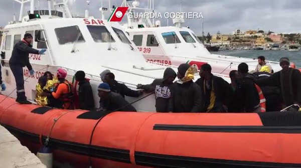Trescientos inmigrantes mueren de frío y ahogados intentando llegar a la costa italiana