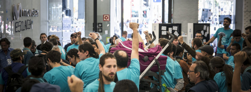 Huelguistas de Movistar ocupan tienda de Telefónica de Barcelona en jornada electoral