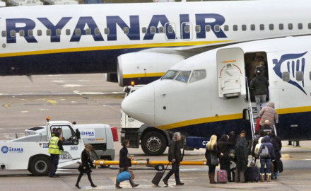 Trabajadores de Ryanair comienzan huelga indefinida en Madrid