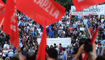 Miles de griegos protestan contra la Troika, Tsipras ofrece nuevas concesiones