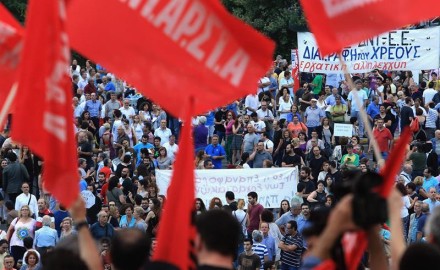 Miles de griegos protestan contra la Troika, Tsipras ofrece nuevas concesiones