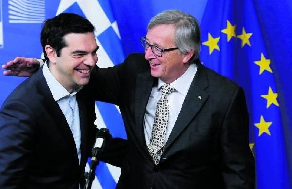 Tsipras capitula ante la Troika y se abre una crisis en Syriza