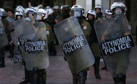 Solidaridad internacional con los manifestantes griegos detenidos en Plaza Syntagma. - http://go.shr.lc/1HwWLFE via @ClaseVsClase