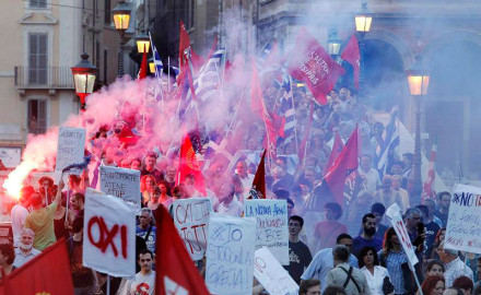 Miles de personas en apoyo al pueblo griego en Francia, Bélgica, Italia y otros países