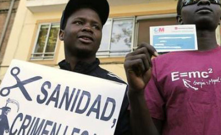 Los nuevos gobiernos autonómicos mantienen restricciones para el acceso a la sanidad universal
