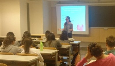 Estudiantes de medicina debaten sobre la copa menstrual y los prejuicios sobre la sexualidad femenina