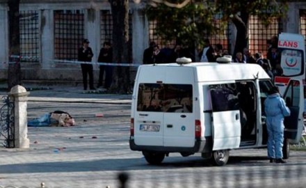 Ataque suicida en una zona turística de Estambul causa una decena de muertos