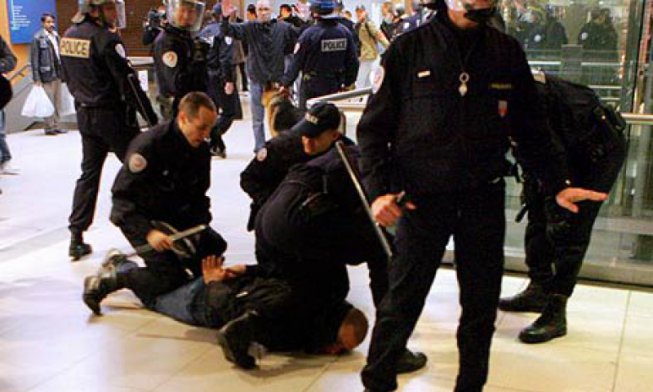 Violencia policial en París: “Te vamos a violar, vamos matarte a ti y tus colegas”